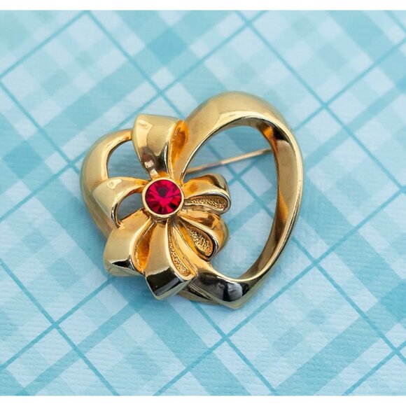 Vintage Elegant Wrapped Heart Brooch by Avon - L10 - Picture 1 of 2